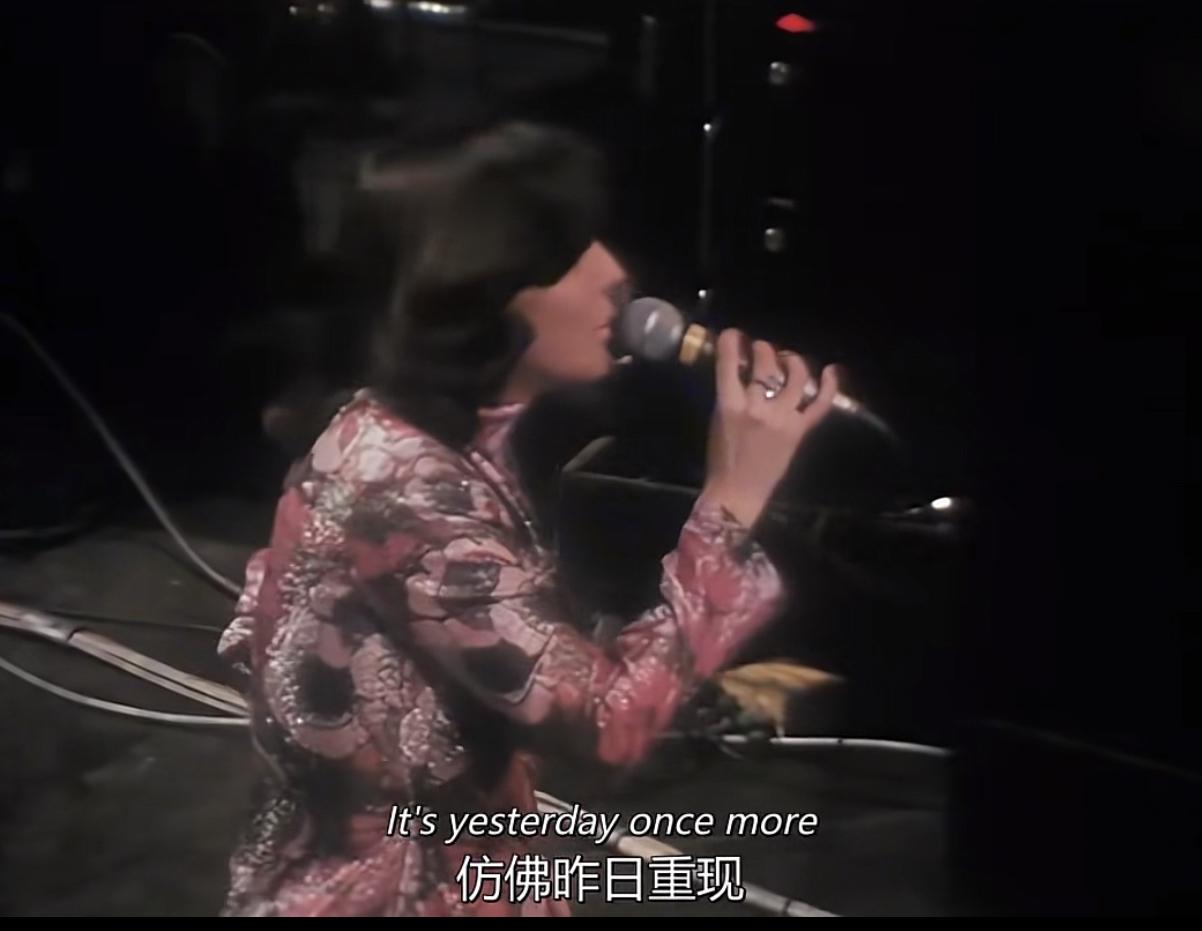 第一次听“昨日重现”
是93年在一家大商场的音像专柜！因为当时不知道歌名叫什么(