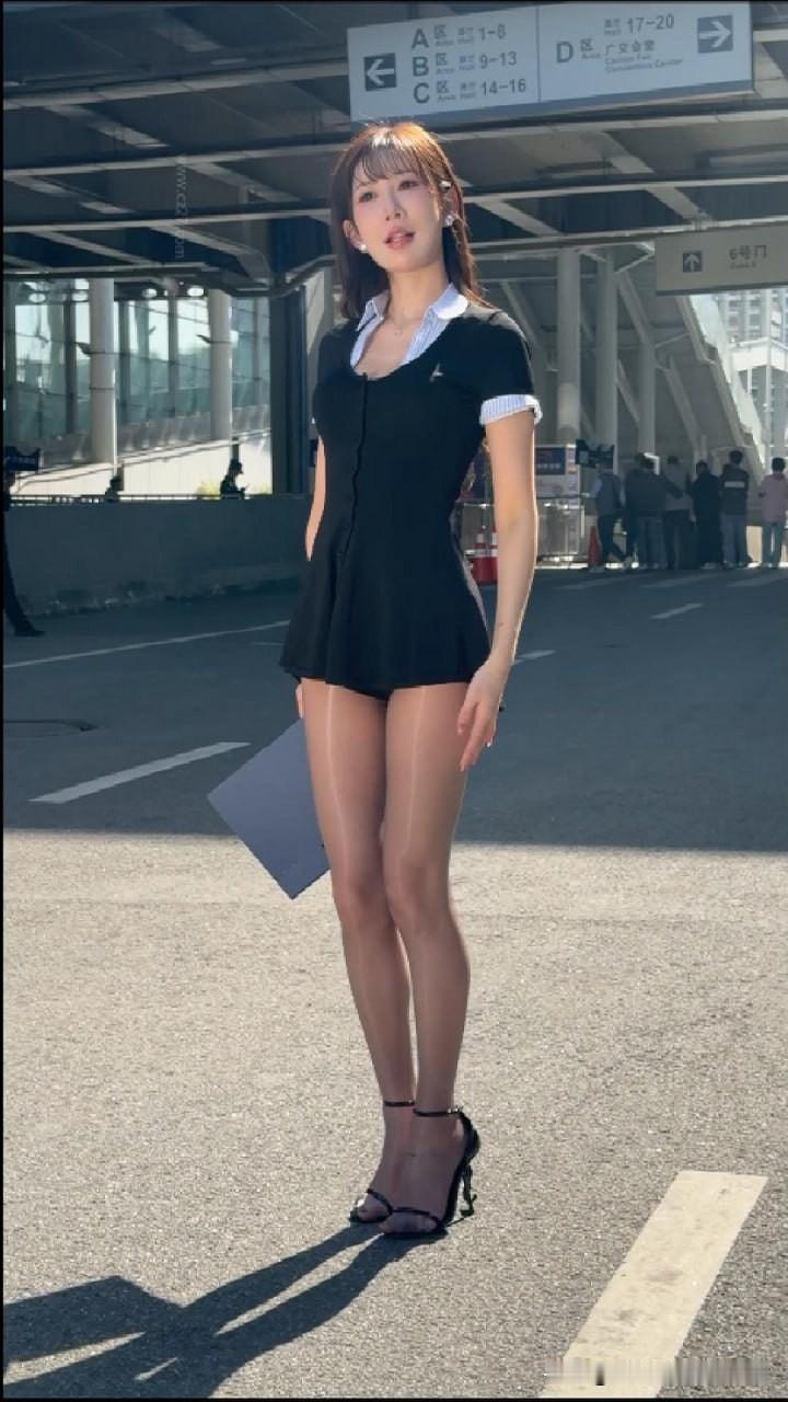 穿通勤装拍写真被吐槽？成片一出全闭嘴了
谁懂啊！拍这组通勤风写真，被路人说“穿这