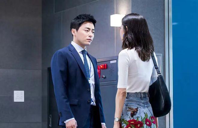 26岁的女主角，和比她大10岁，带着10岁儿子的二婚男人坠入爱河。
两个人在一起