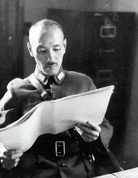 蒋介石不抽烟，不喝酒，不喝茶，不喝咖啡，没什么爱好，可他却经常下便条到财政部去支