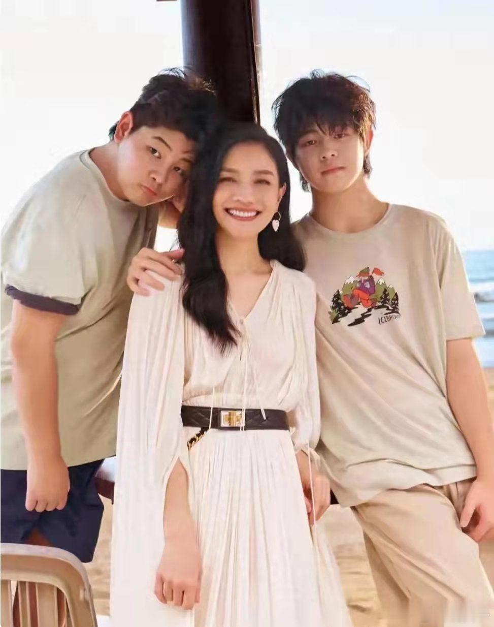 胡可安吉小鱼儿首次合拍杂志， 母子三人神似姐弟, 太养眼了！ ​​​