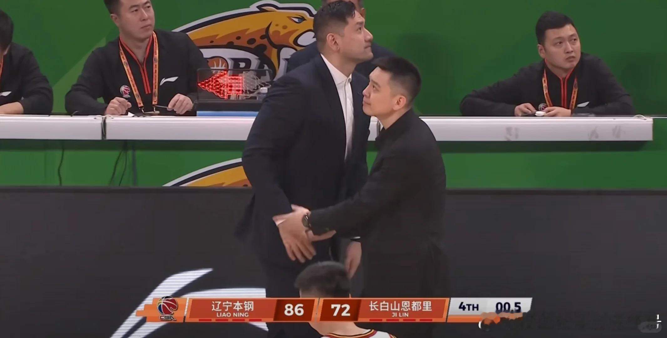 在辽宁队以86-72击败吉林、终结四连败的赛后采访中，杨鸣教练表达了对球员的坚定