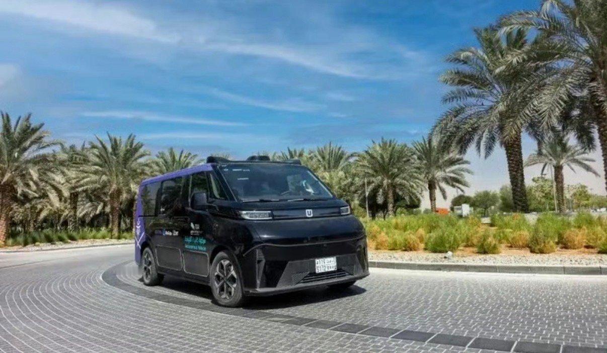 【文远知行携手Uber 在利雅得开放Robotaxi运营服务】日前，文远知行与优