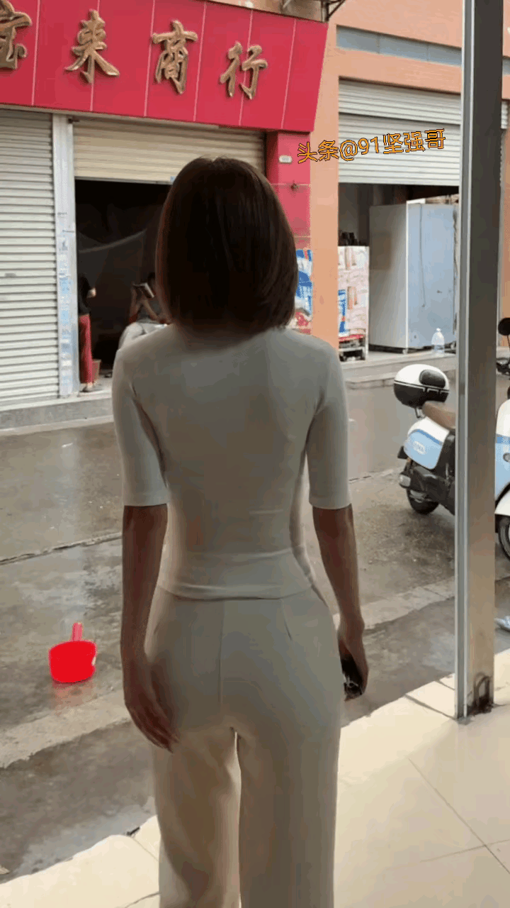 有句话叫做:窈窕淑女，君子好逑也！

不过我想告诉大家的是:对于我们普通中年男人