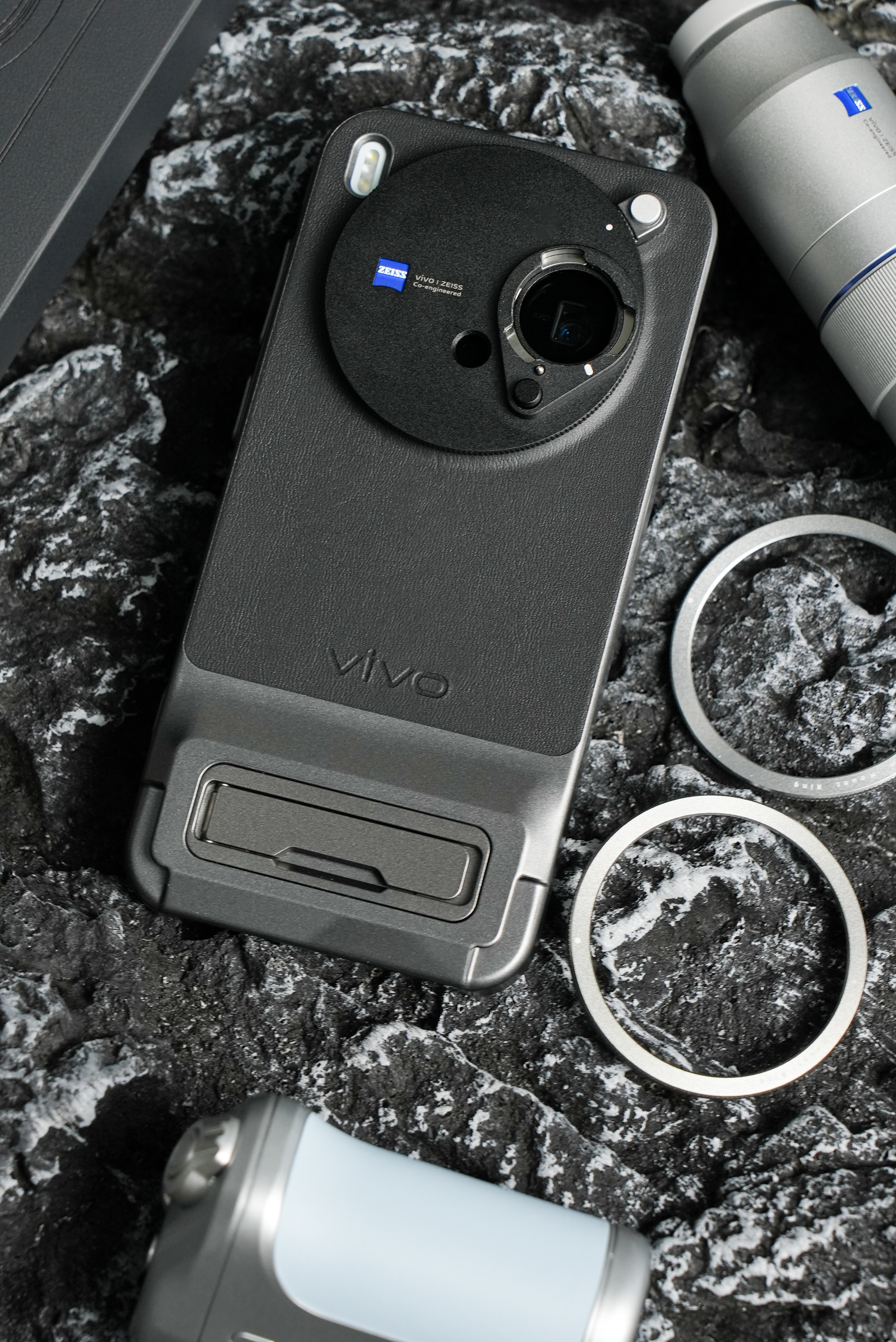 vivo X300 标准版也用上长焦增距镜套装了，成了同一款增距镜能适配3款机型