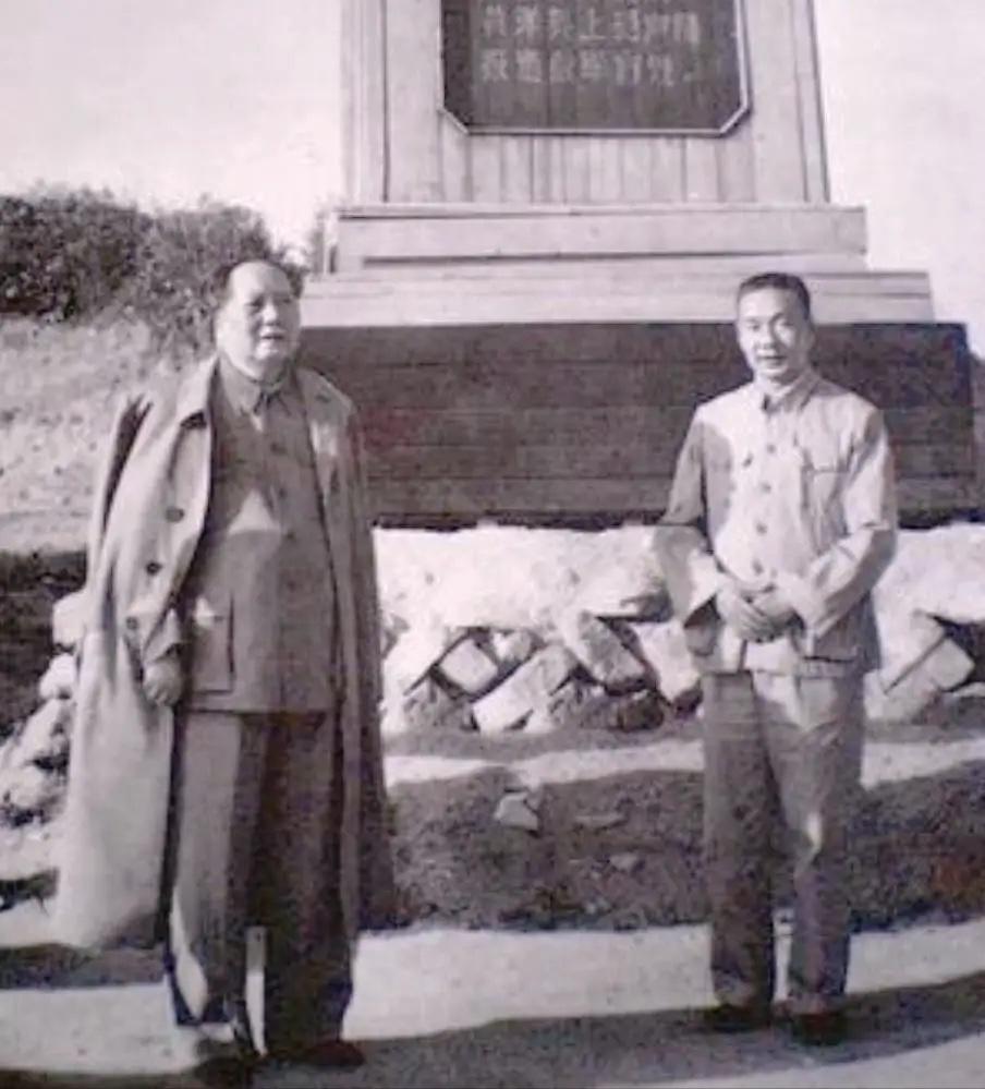 1965年，故地重游，伟人一行重回井冈山。中午吃饭时，宾馆准备地较为丰盛，陪同视