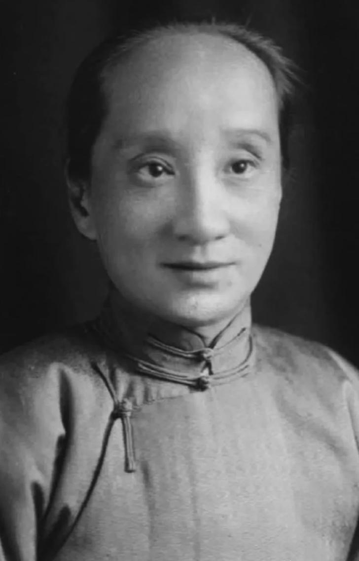 一天深夜，鲁迅正卧床看书，朱安忽然低声开口讨个孩子。下一秒，只听“啪”一声书砸地