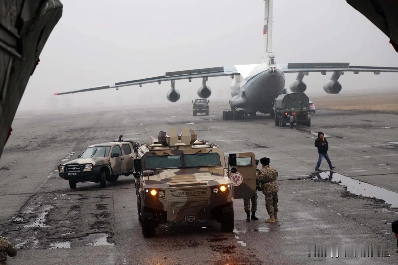 吉尔吉斯坦派往哈萨克斯坦维和的重庆大江CS/VN3装甲车，和东风EQ2102/E