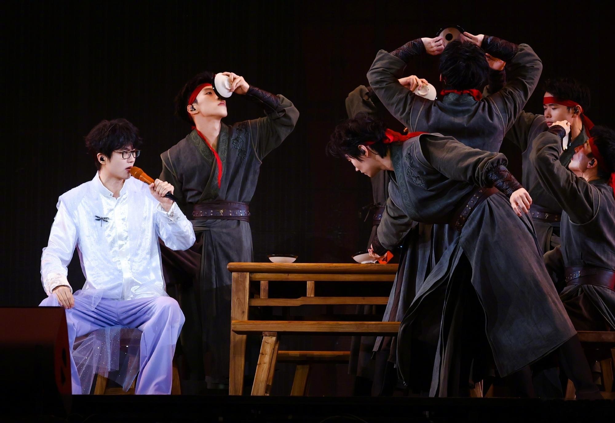 许嵩回应热搜许嵩演唱会现场在线回应偶遇，还真的是许嵩本嵩！！羡慕线下能见面的了，
