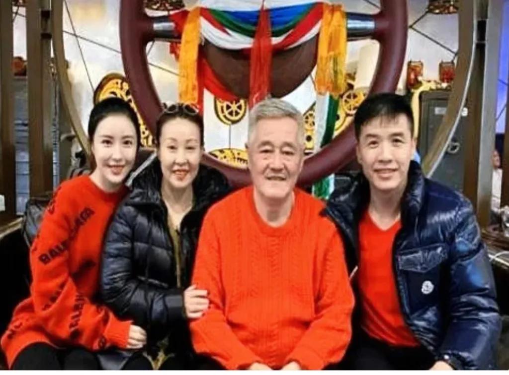 网上总有人替赵本山的大闺女叫屈，觉得她是“被遗忘的孩子”，家产肯定没份儿？

 