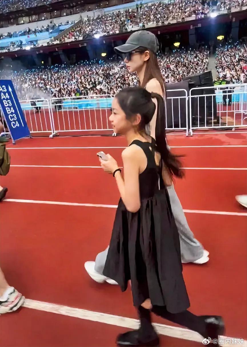 戚薇女儿都这么大了？是快十岁的小姑娘了呀，五官从妈妈翻版到开始融合爸爸，婴儿肥渐