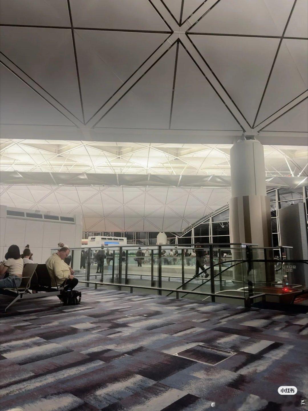 黄镇廷：出发瑞典🇸🇪✈️你们有谁跟我一样都是空中飞人？港队也出发了瑞典了 ​