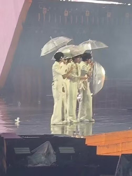 top演唱会雨中撑伞top二周年演唱会雨中撑伞 雨真的很大了 ​​​