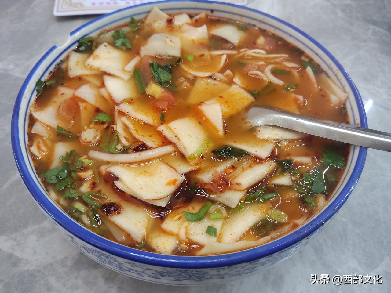 萨达姆烤肉店的羊肉面片

在丽苑新城一家理发店出来，突然一阵浓香从隔壁的“萨达姆