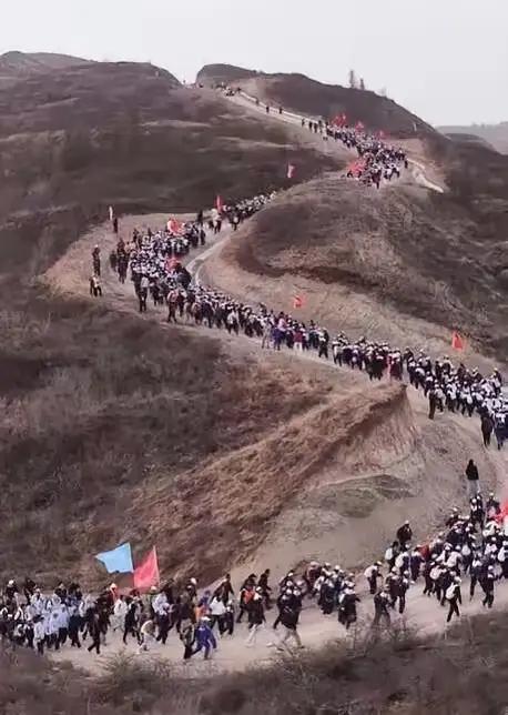 不像话！居然有人对宁夏固原市3000师生徒步百里（108里，用时16小时左右）祭