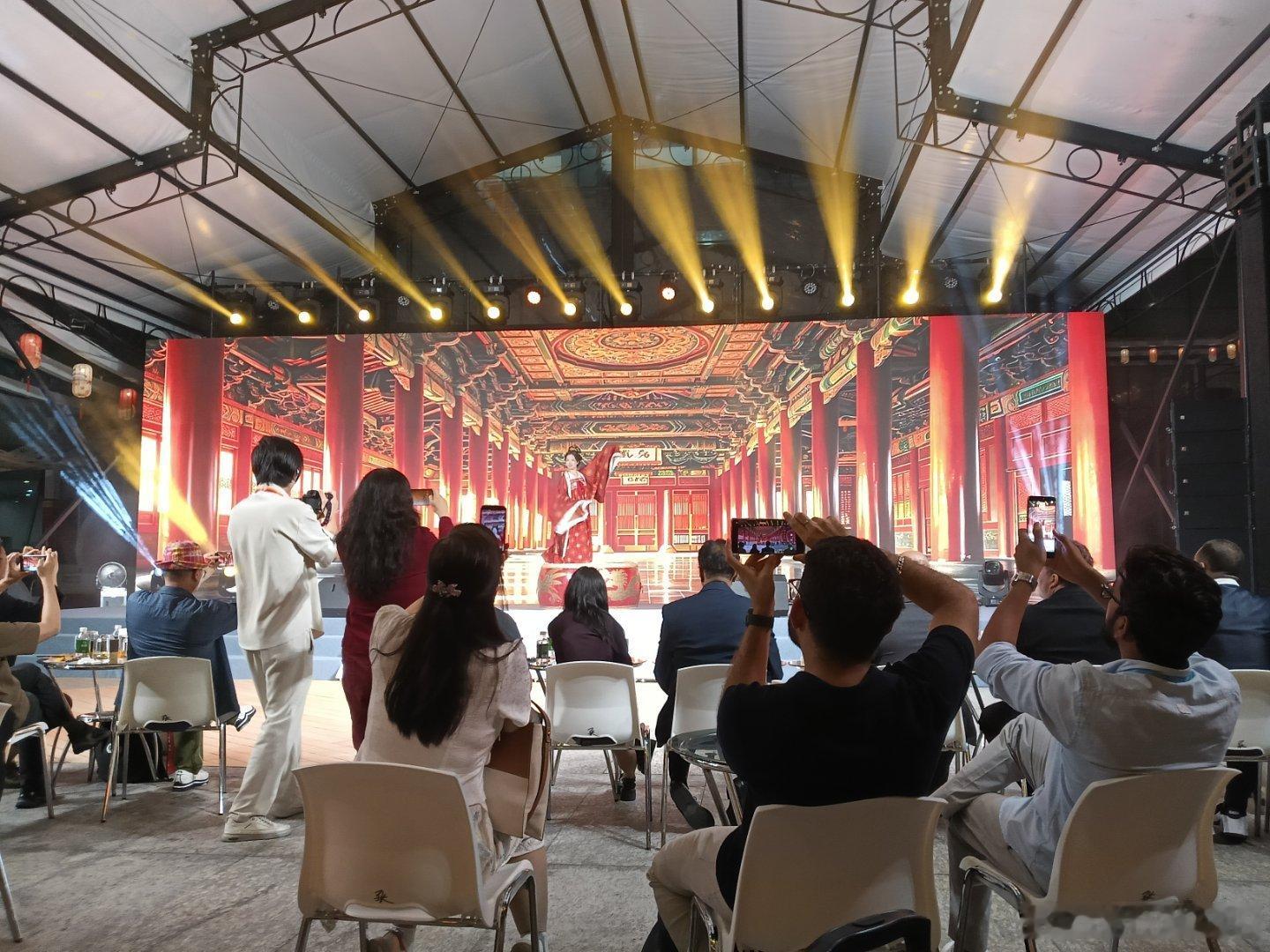 台上这中国舞蹈叫什么？ 