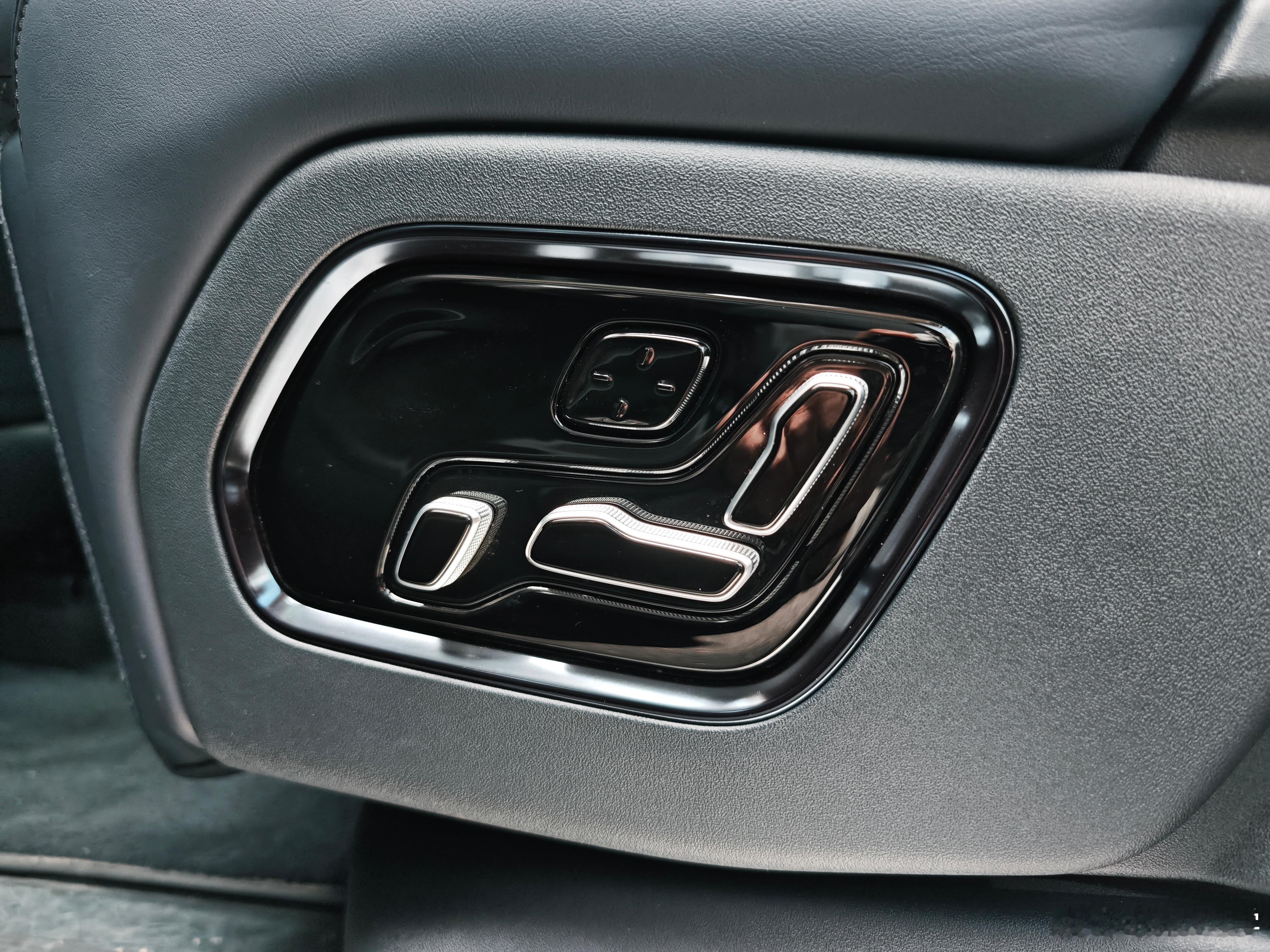 来帮拍极氪9X，喜欢实体机械按键的朋友你们有福了，包括你看得懂的看不懂的，全车5