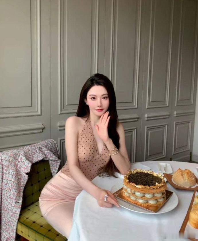 冯绍峰要成为黄晓明2.0吗？绯闻女友疑来自名媛培训班周麟嘉，跟叶珂水平不相上下吧
