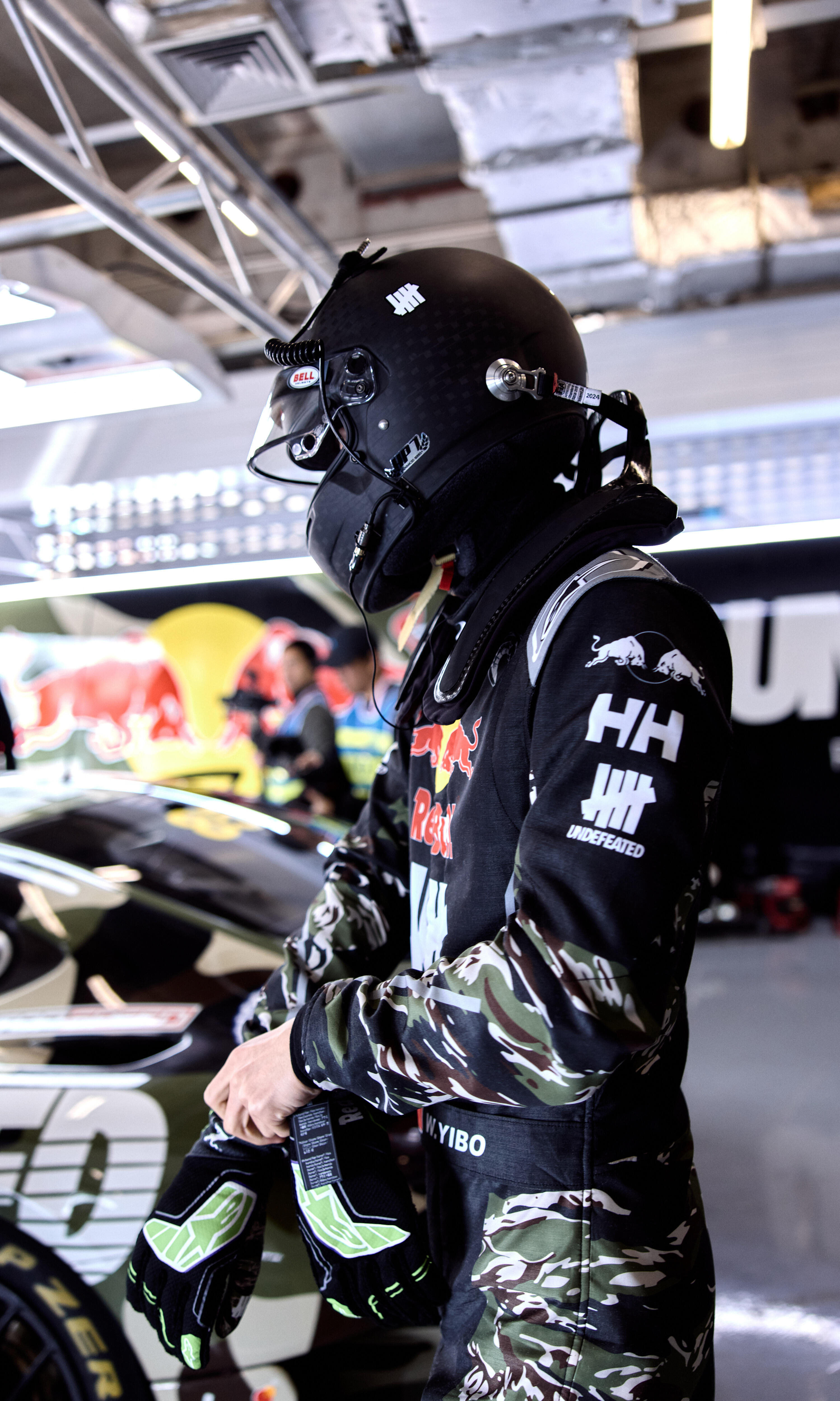 王一博  ·undefeated官方赞助赛车手王一博 小红书更新超有性张力85r