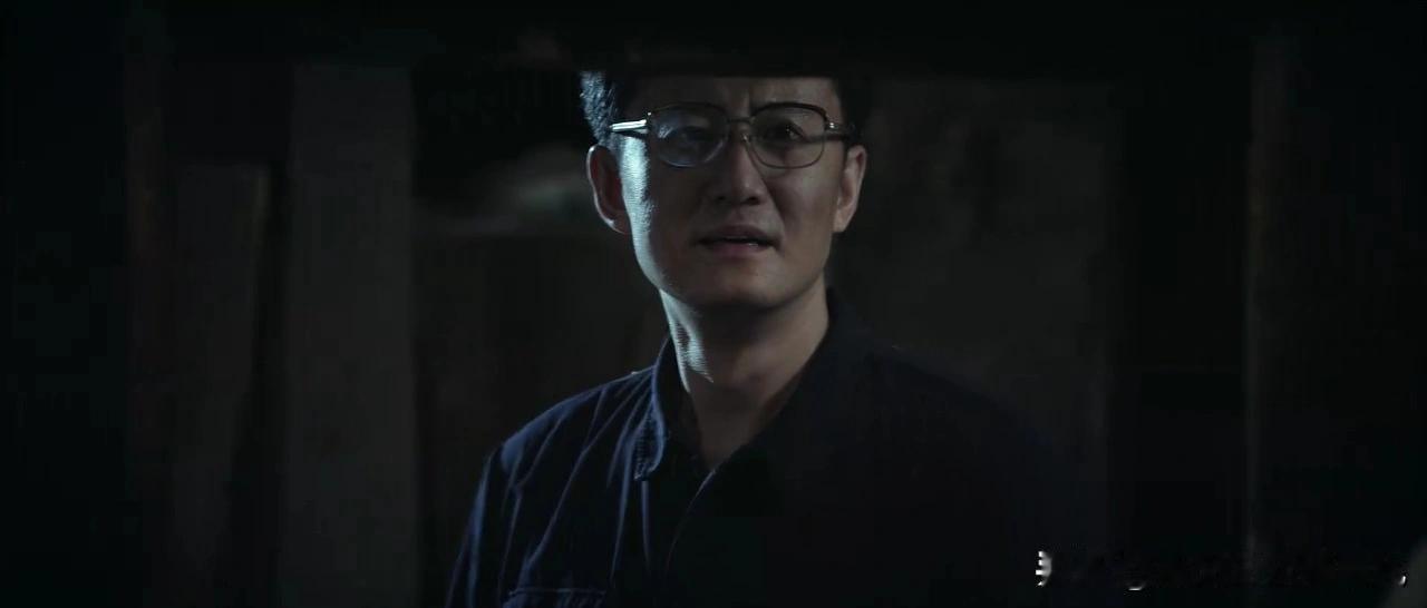主角:秦八娃用“拐个弯就上大路了，千万不要离开大路”嘱咐小白鞋的爱人；

可人人