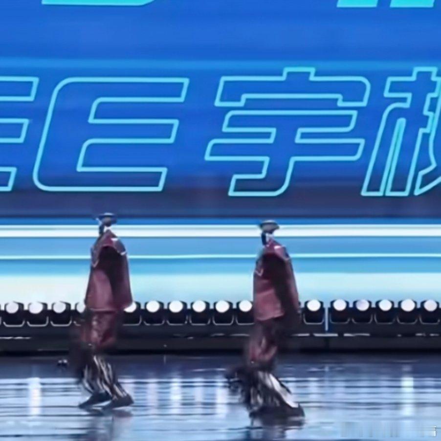 微博之夜机器人跳舞，台下观众的表情哈哈哈哈别这样 这都是我的钱在跳 大家嗨起来