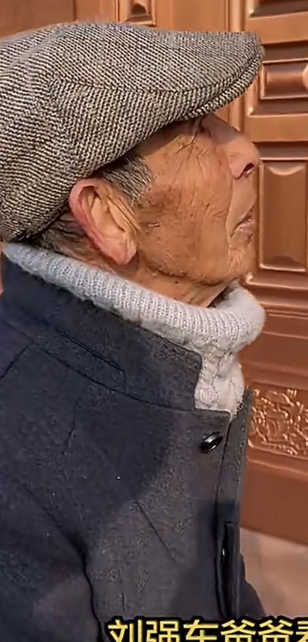 大耳垂伦，这富贵相确实让人羡慕。
这是刘强东的父亲老刘，看他的耳朵吧。
科学研究