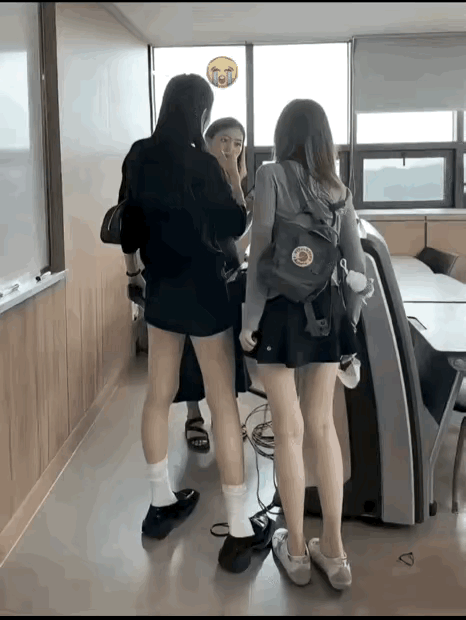 现在的学生啊，穿成这样，不冷吗？ 
