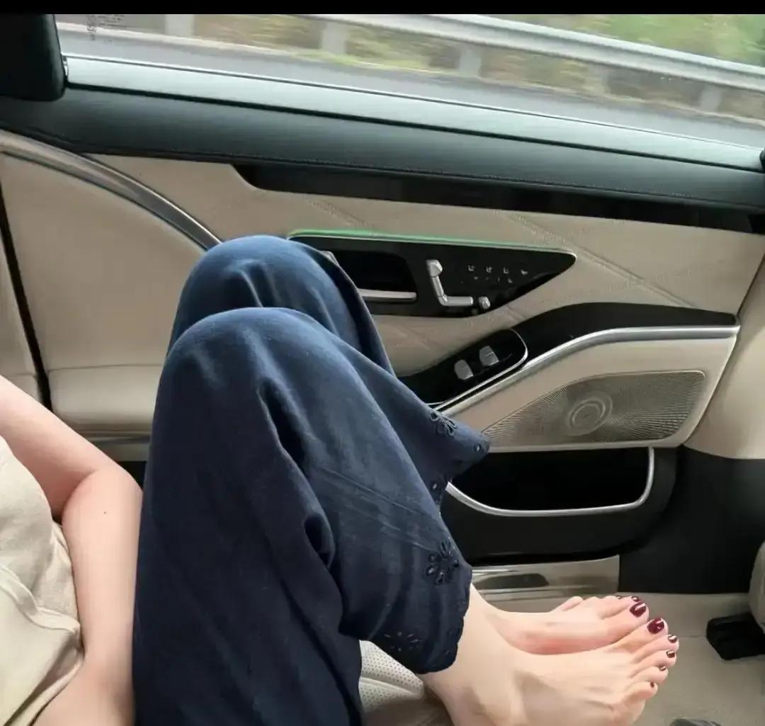 阿棠地铁酒红美甲图在小红书一夜爆火，点赞冲十万。

她把地铁车窗当镜子，随手一拍