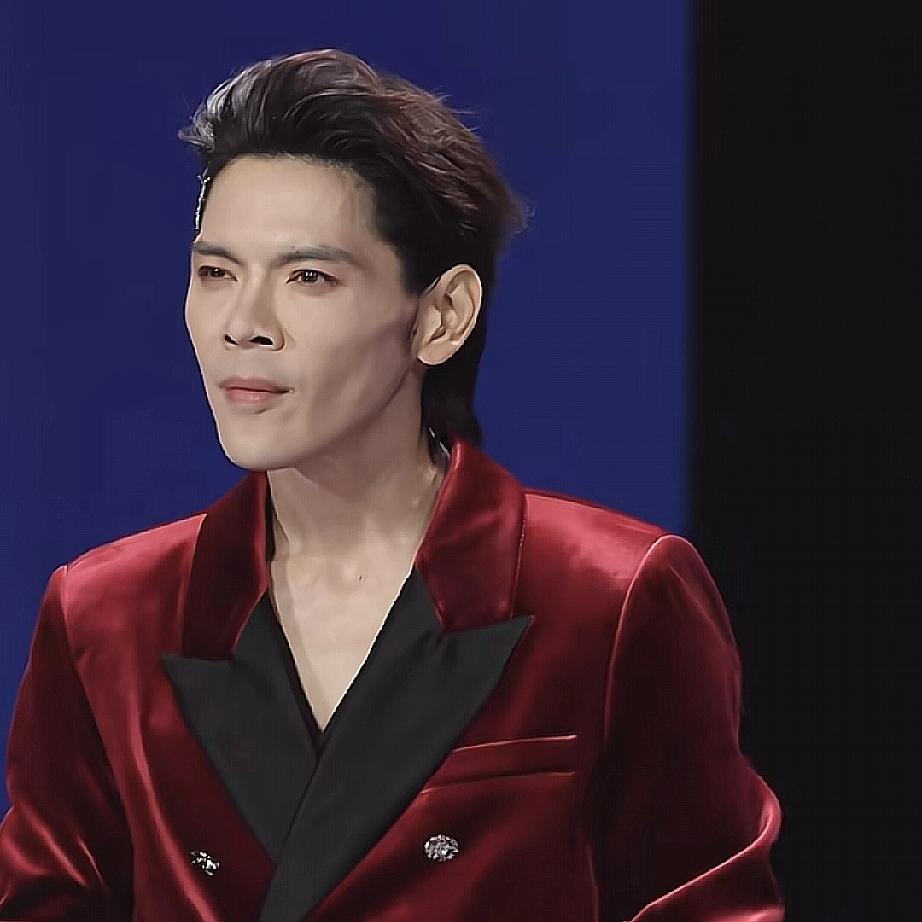 我有个朋友是学心理学的，
看到向佐给百克力来了一脚，
她说了一句大实话，她说向佐