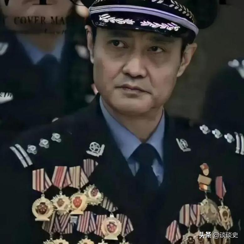 很多人觉得警察巡逻执勤体面安稳，却不知一次普通盘问，就可能直面致命枪口。兰州铁警