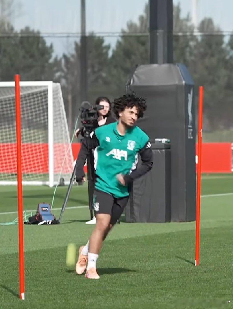 埃及青训球员艾哈迈德在利物浦训练 