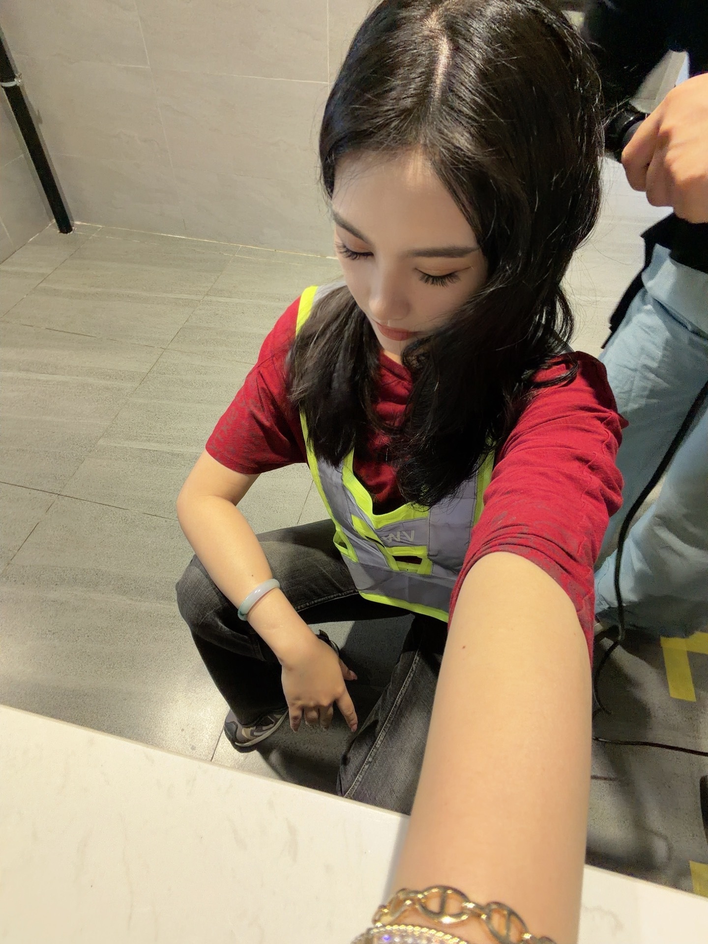 后台没有插板通电，那就蹲在厕所夹头发[笑cry]没有条件，咱们就创造条件！！！ 
