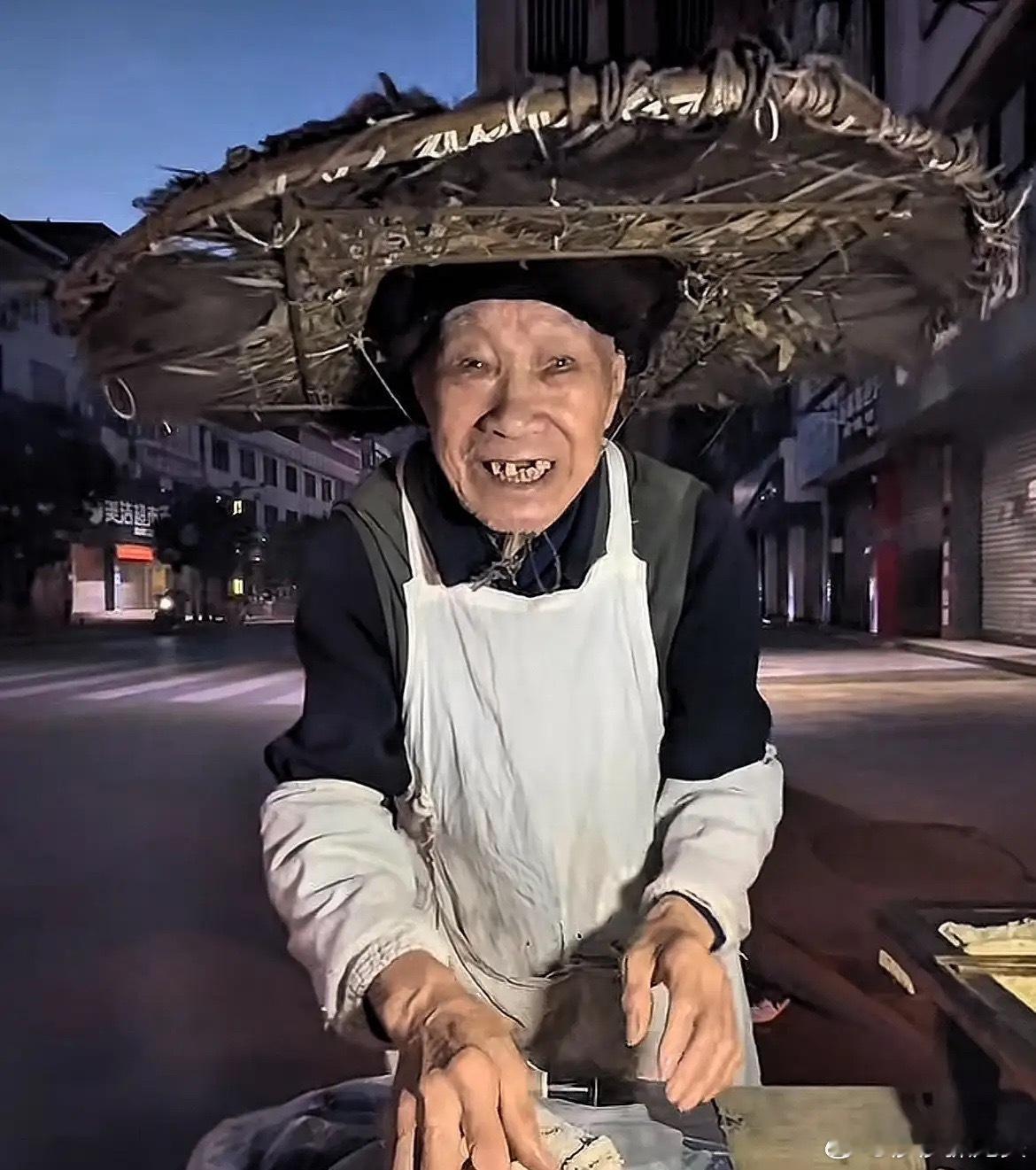 “这也太固执了！”四川乐山，凌晨90岁老人在街头摆摊卖粽子，30年坚持不涨价，只