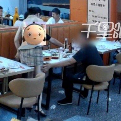 南京一家烧烤店里，老板娘给一桌客人递收款码结账的时候，同桌一个喝多了的男的趁机伸