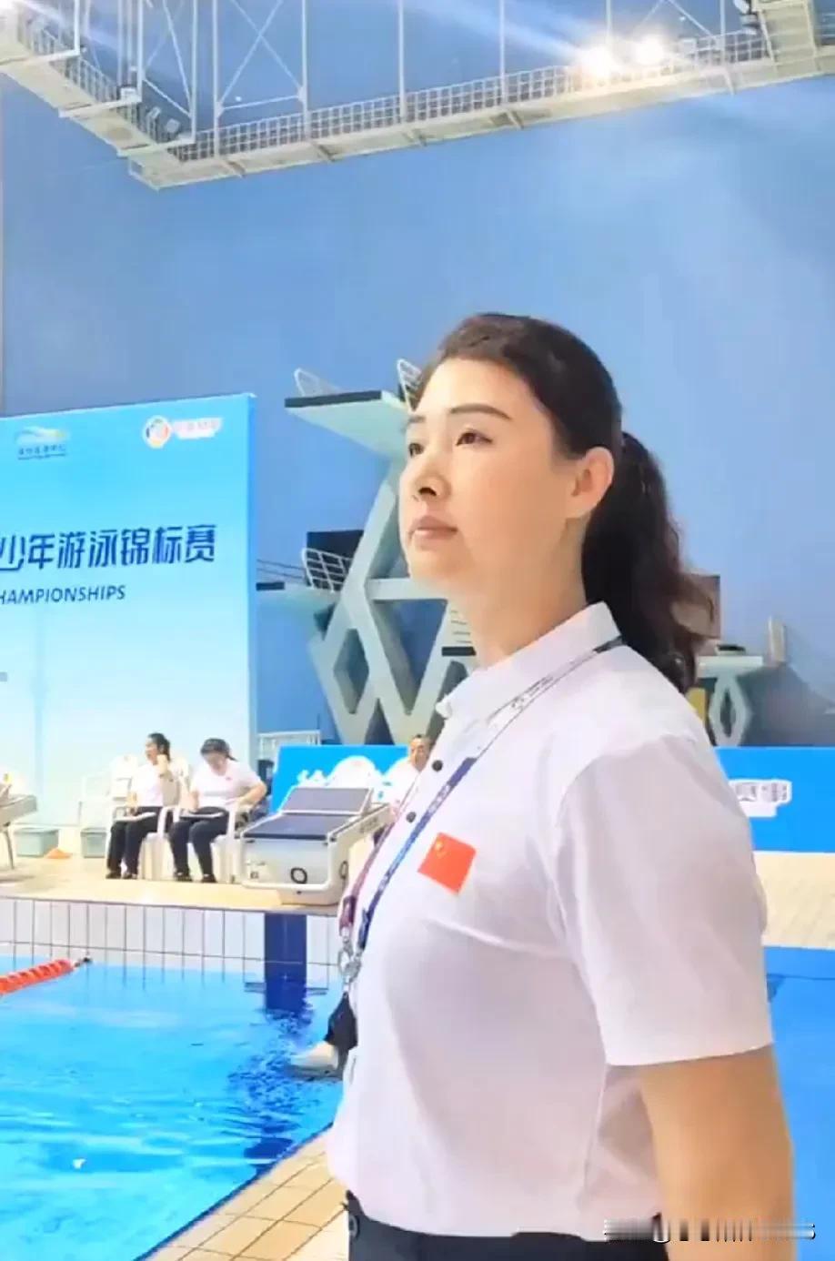 张雨霏原来是体二代啊，她妈妈张敏可是游泳国家级裁判，颜值高又年轻，看着就像四十岁