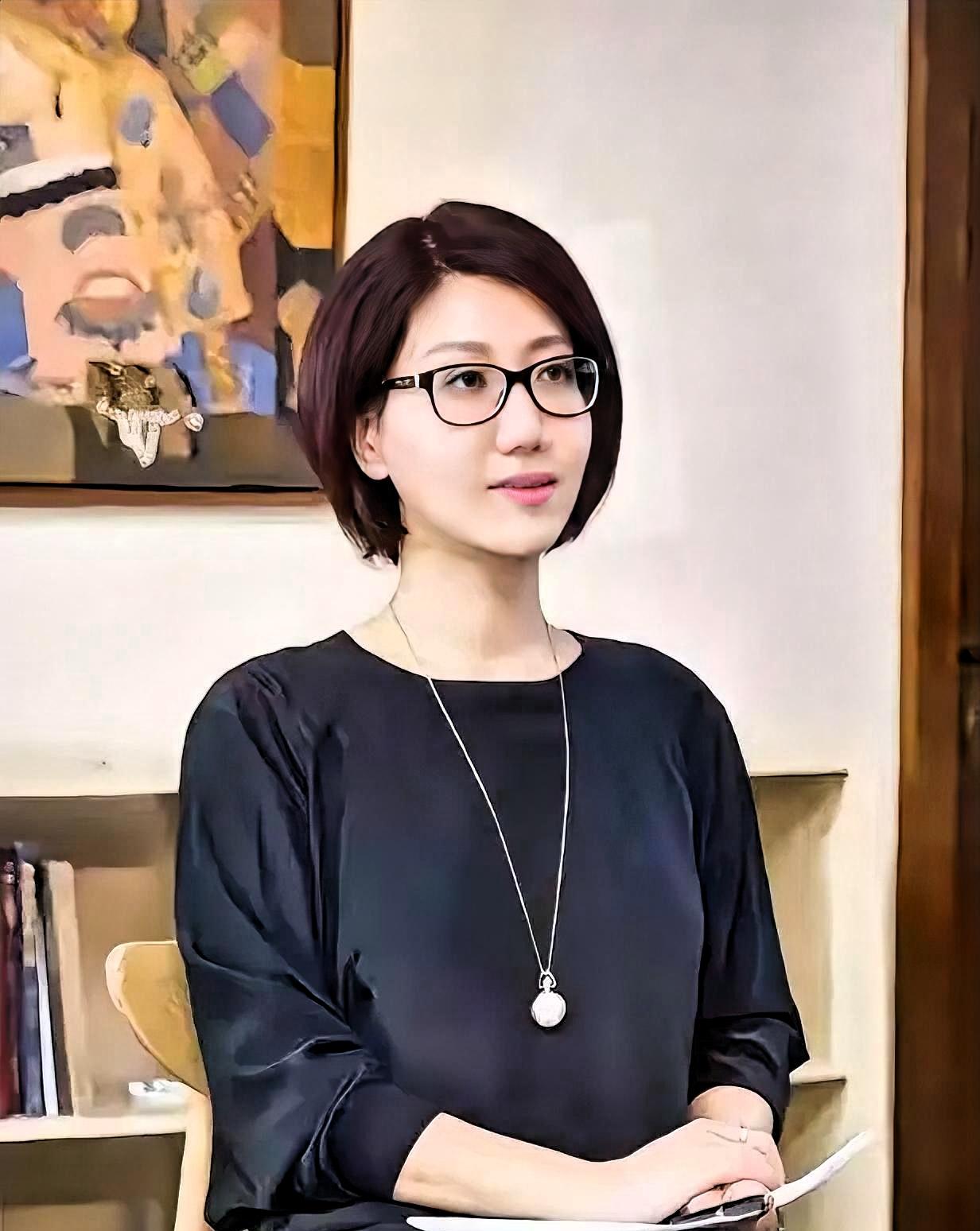 嘉宾说到一半突然沉默了。易立竞就那么等了十几秒，没催，没圆场，弹幕是空的。

我