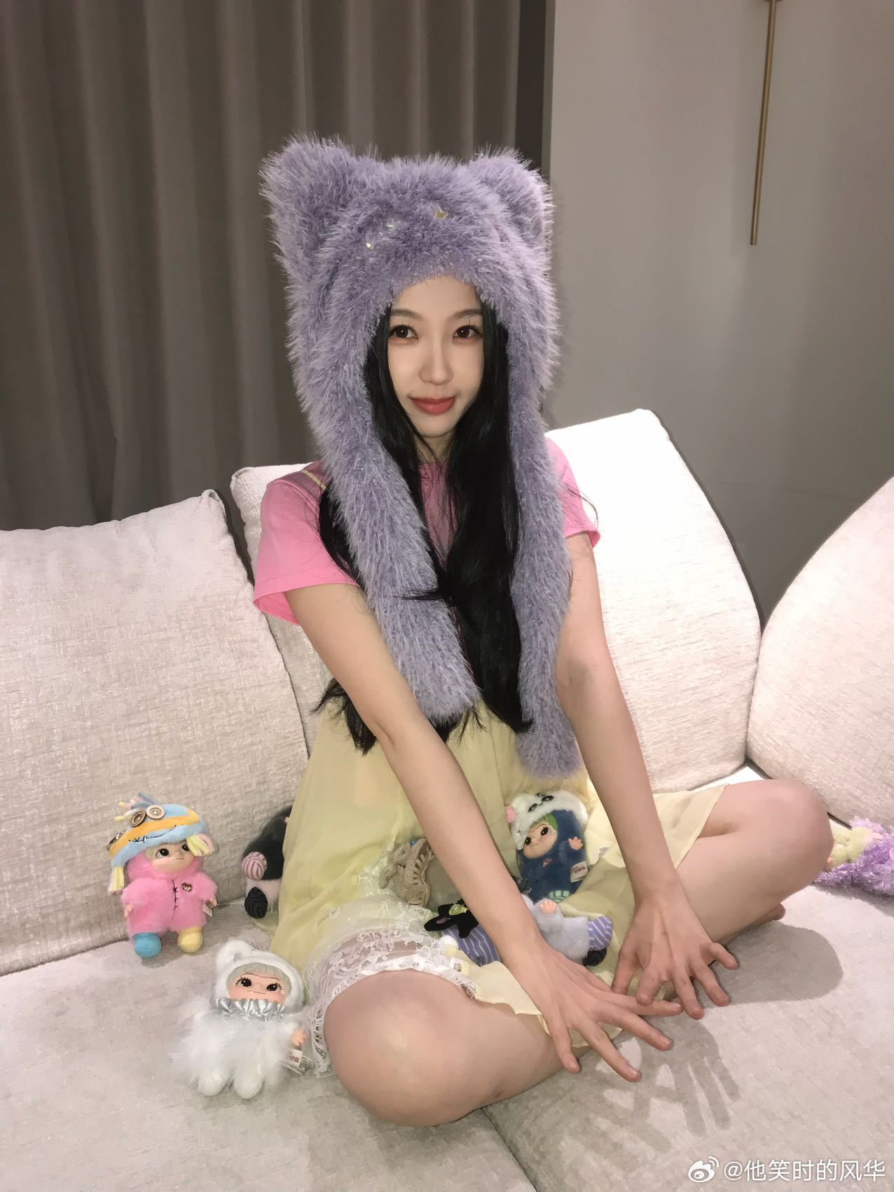 虞书欣和WAKUKU同款帽子✨虞书欣与WAKUKU撞帽啦！紫色毛绒帽衬得她肌肤白