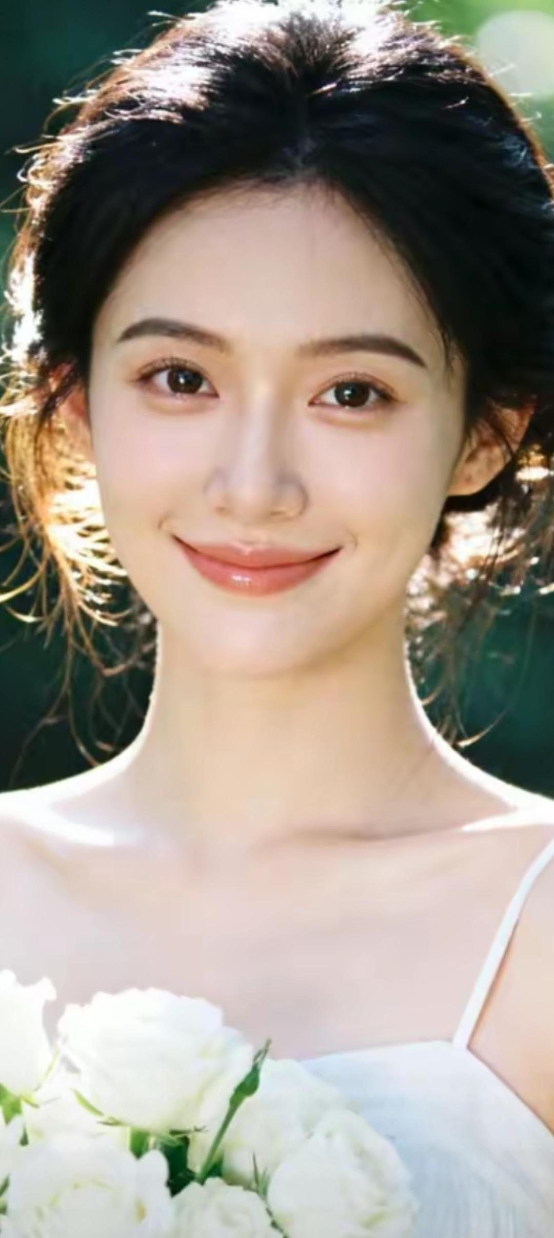 阳光下的微笑，纯洁如白玫瑰🌹