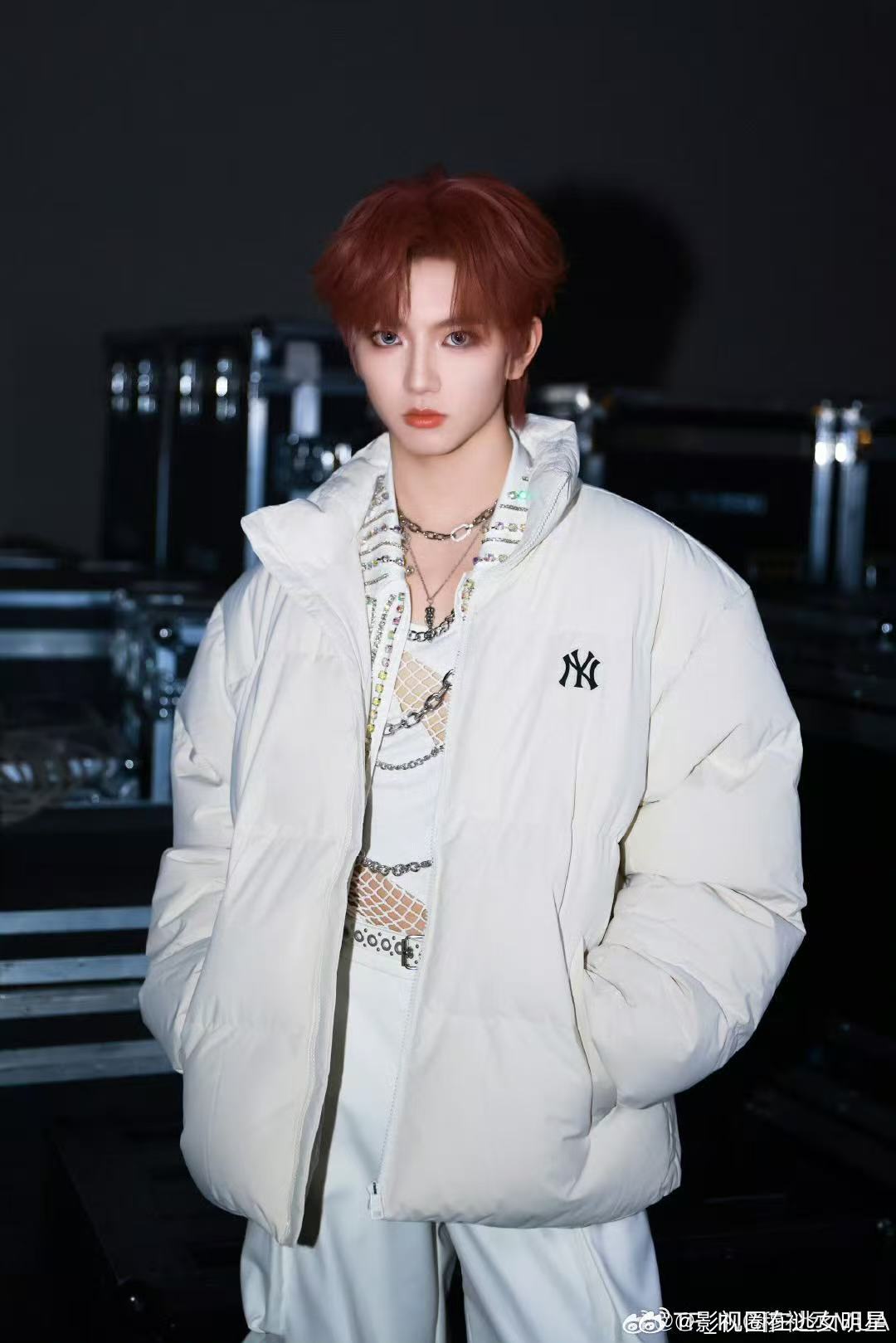 穆祉丞红发后台随拍 ​​​谁能不被穆祉丞帅到？！！！红发后台随意一拍就帅我一脸～