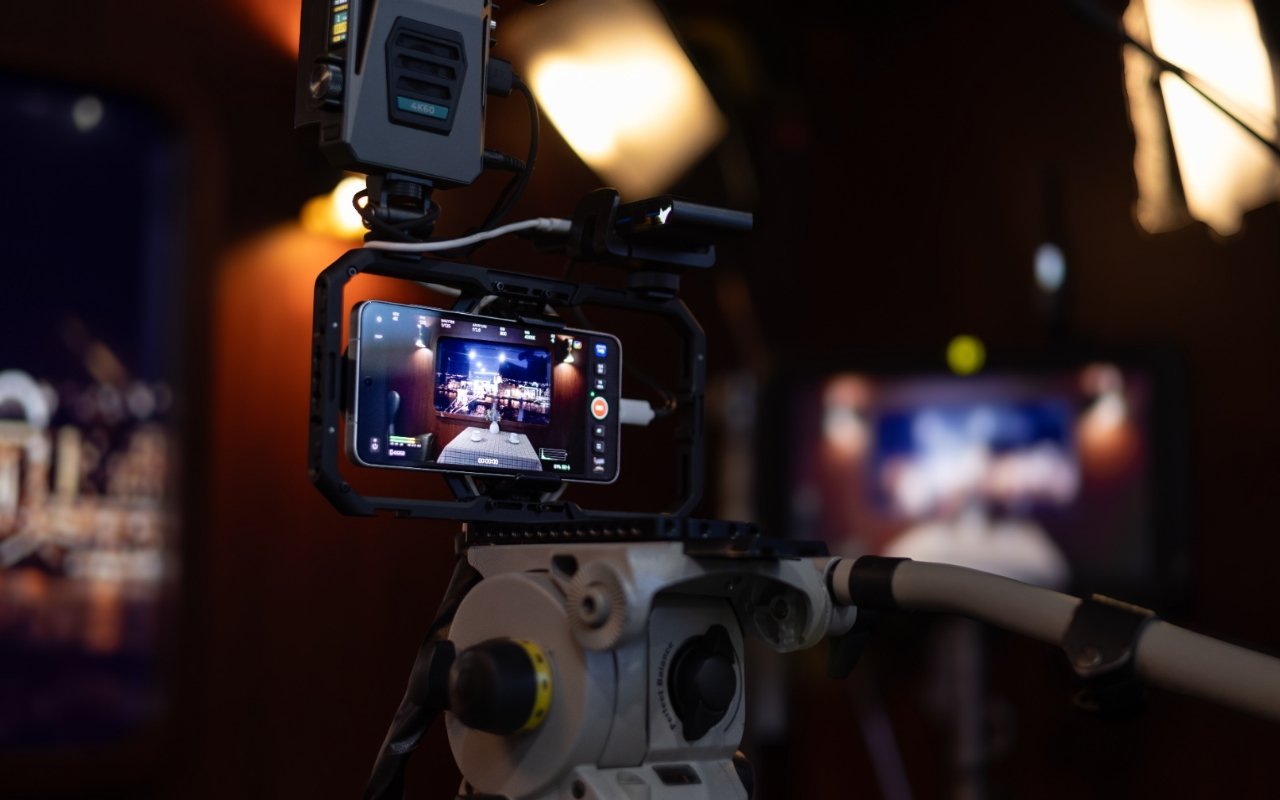 预热就位，新一代「V单」X300 Ultra即将亮相MWC，增距镜之王与专业视频