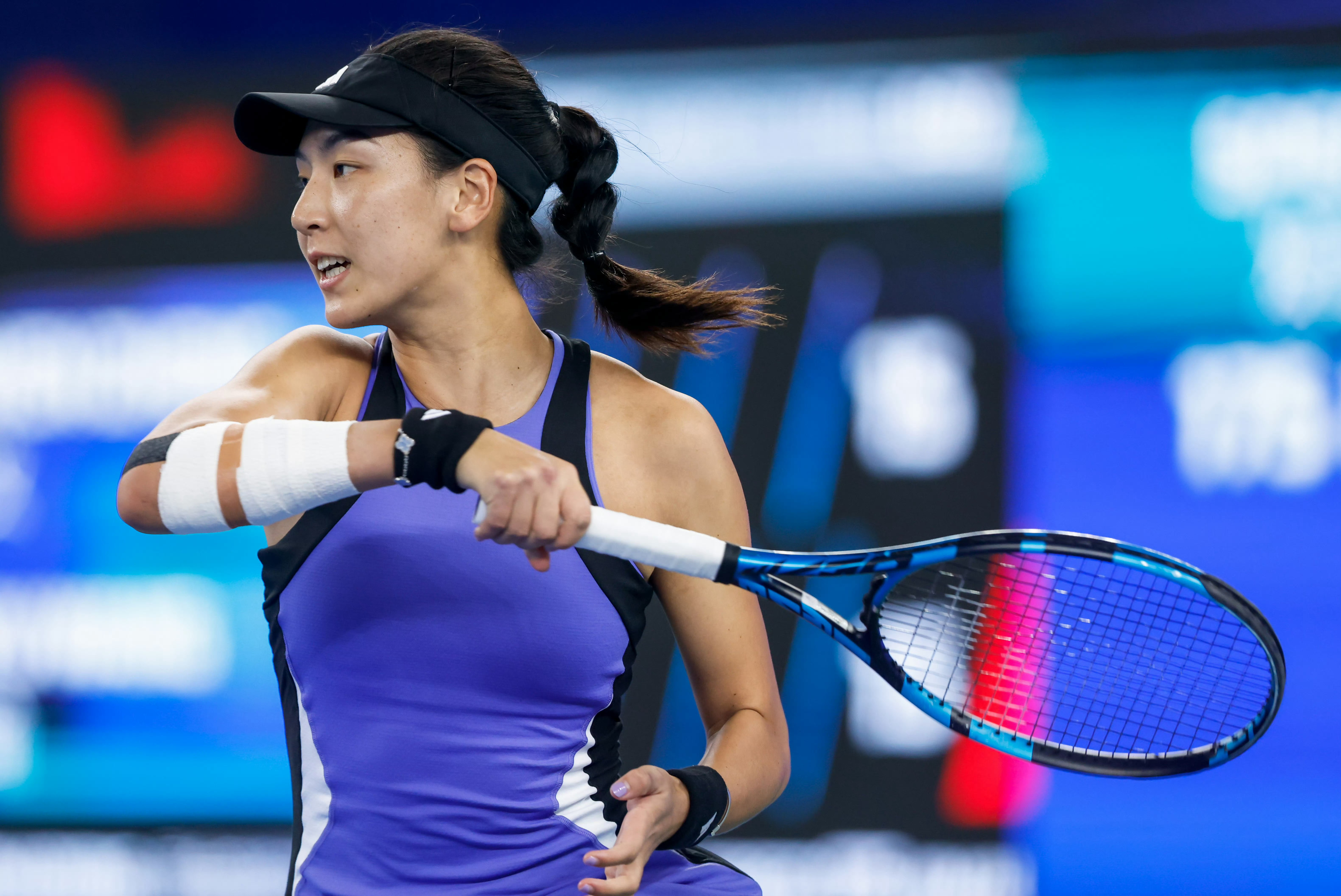 在WTA1000武汉网球公开赛的历史上，首次迎来了一场备受瞩目的中国德比半决赛。