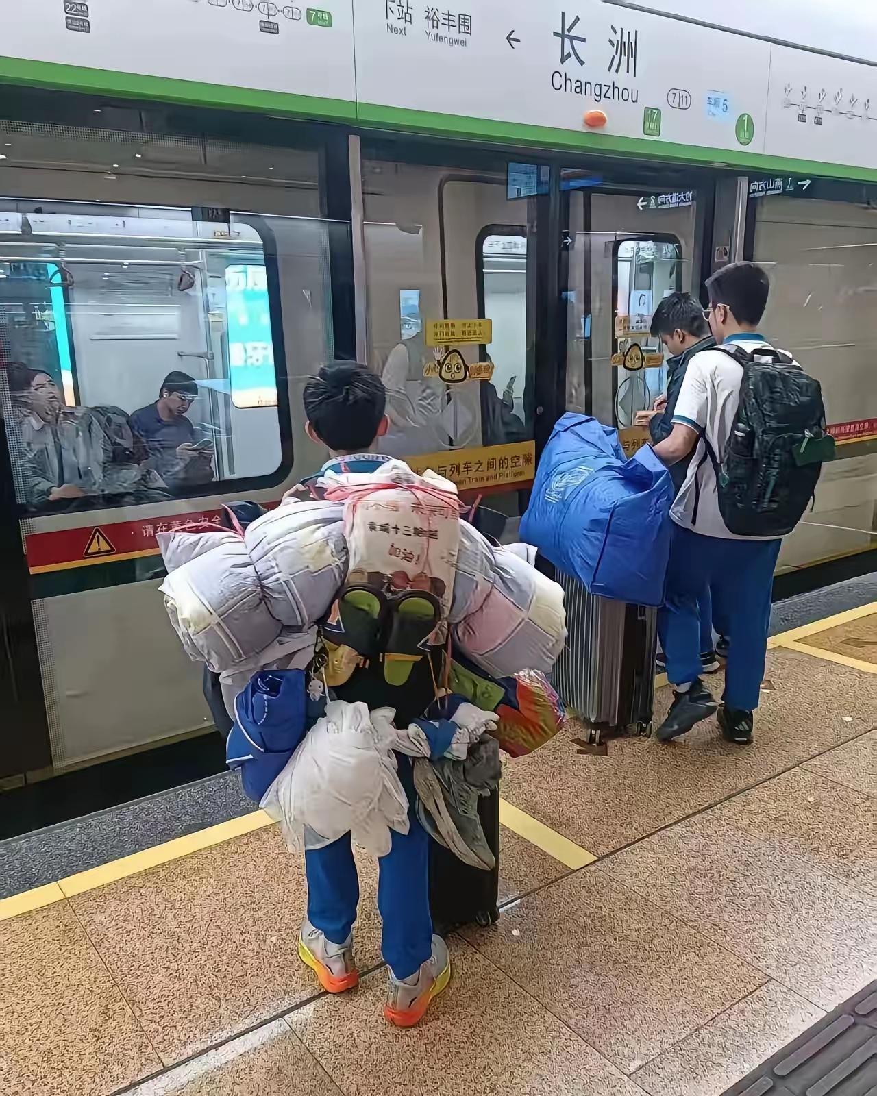 这样的同学好样的！艰苦朴素勤俭节约的中华民族传统美德没有丢！[赞][赞][玫瑰]