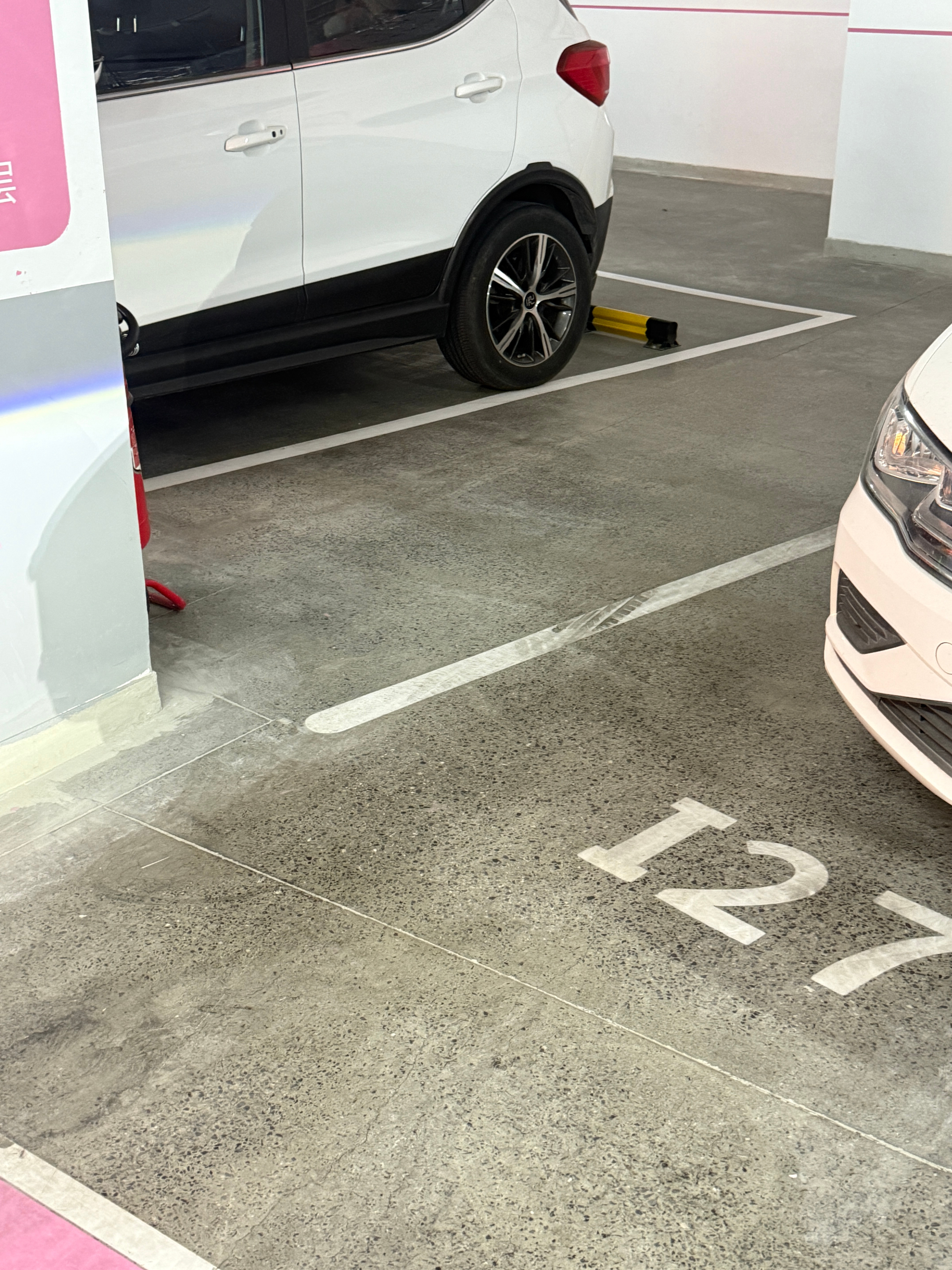 不是我说，这个停车停的是不是有点故意，尤其是在周末、人流量多的商场里右边的空是要