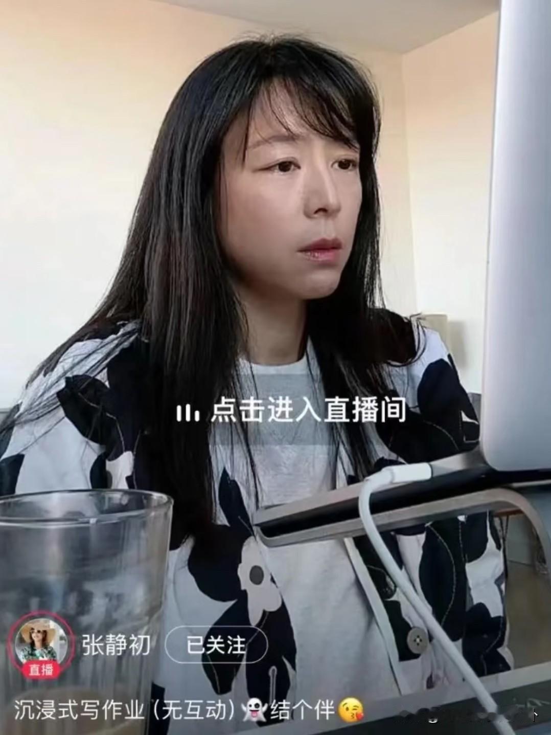 46岁女演员张静初，未婚未育放弃拍戏。

已经快三年没有工作的张静初，也不再接任