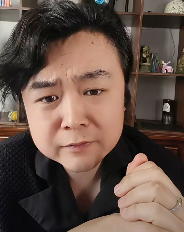 有业内导演评价陈都灵的《翘楚》，像短剧一样没内涵，男女主演技一样的差。陈都灵主演