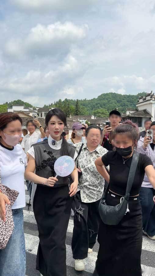 奇瑞宣布与杨紫再度携手杨紫辗转多地的出行画面刷屏网络，她与座驾相得益彰，气场与格