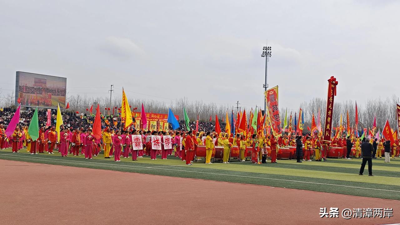 在大荔体育馆看斗鼓比赛的时候，我发现一个很奇怪的现象，就是有很多的人牙齿发黄，开