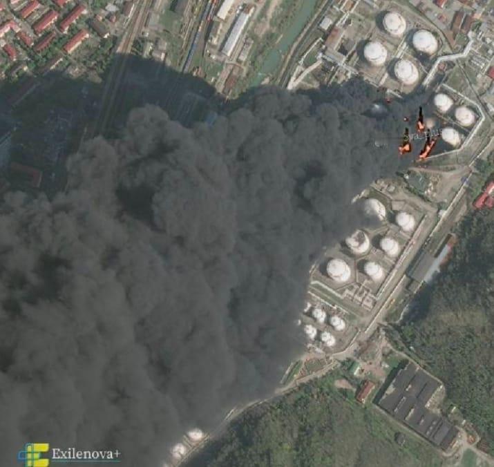 近来俄罗斯南边的图阿普谢，一座座石油储罐挨个起火狂飙，大火到处蔓延。
事态兜不住