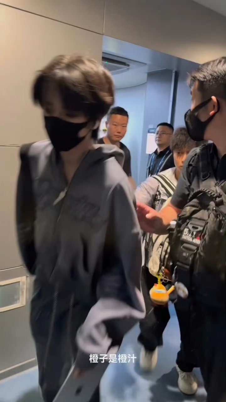 王橹杰到达青岛路透王橹杰青岛到达路透 终于！ 