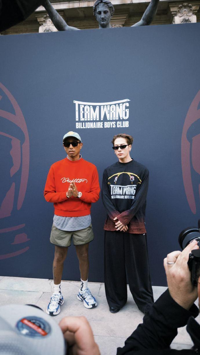 王嘉尔竟然和pharrell联名了这样的跨界联名真的是好棒，带来了一种不一样的惊
